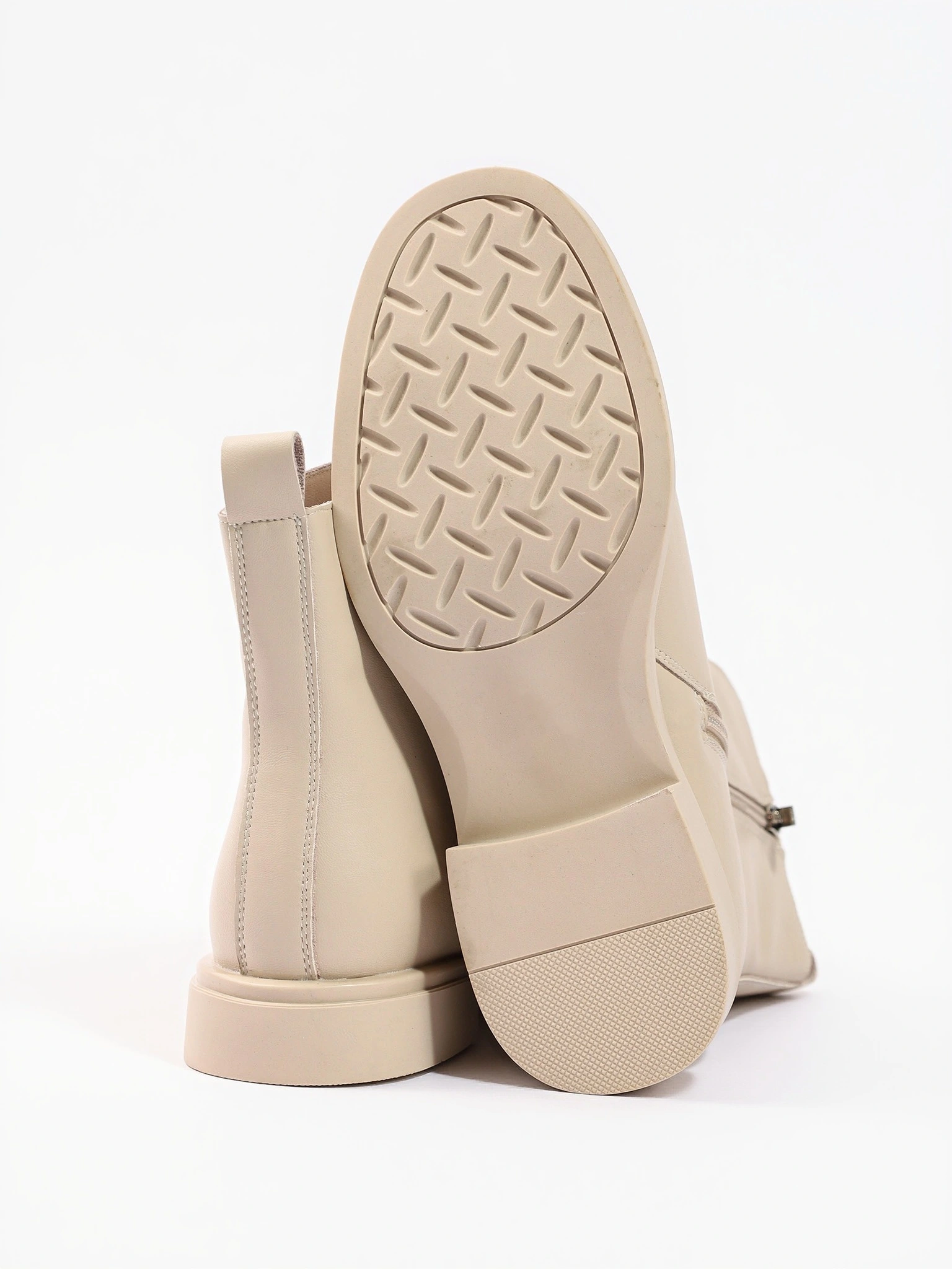 Ботинки светло-бежевого цвета с декоративным замком